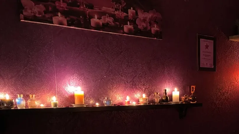 Masaj odasındaki mum rafı — Lila Spa, Ortaköy misafirlerine hizmet veren salon